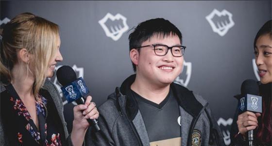 发牌员 发牌员